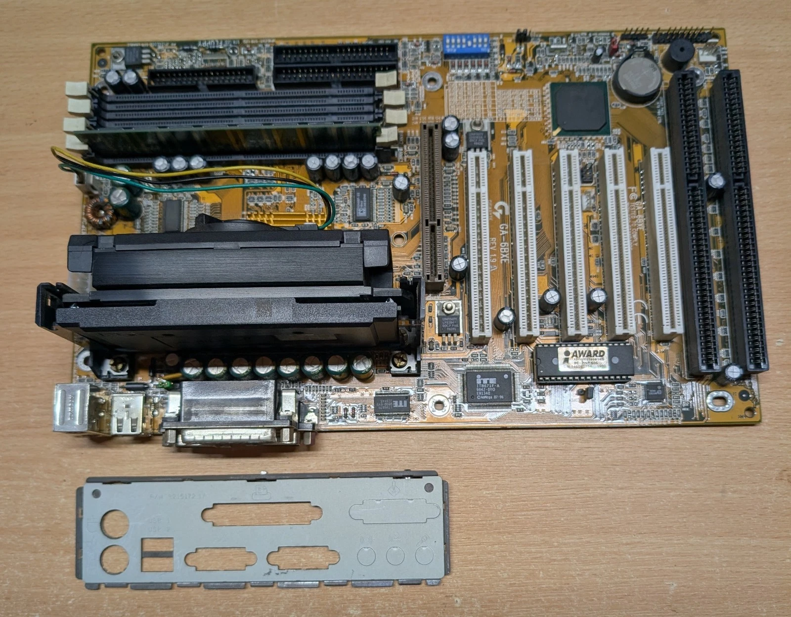 Gigabyte GA-6BXE motherboard with Pentium III and 256MB RAM